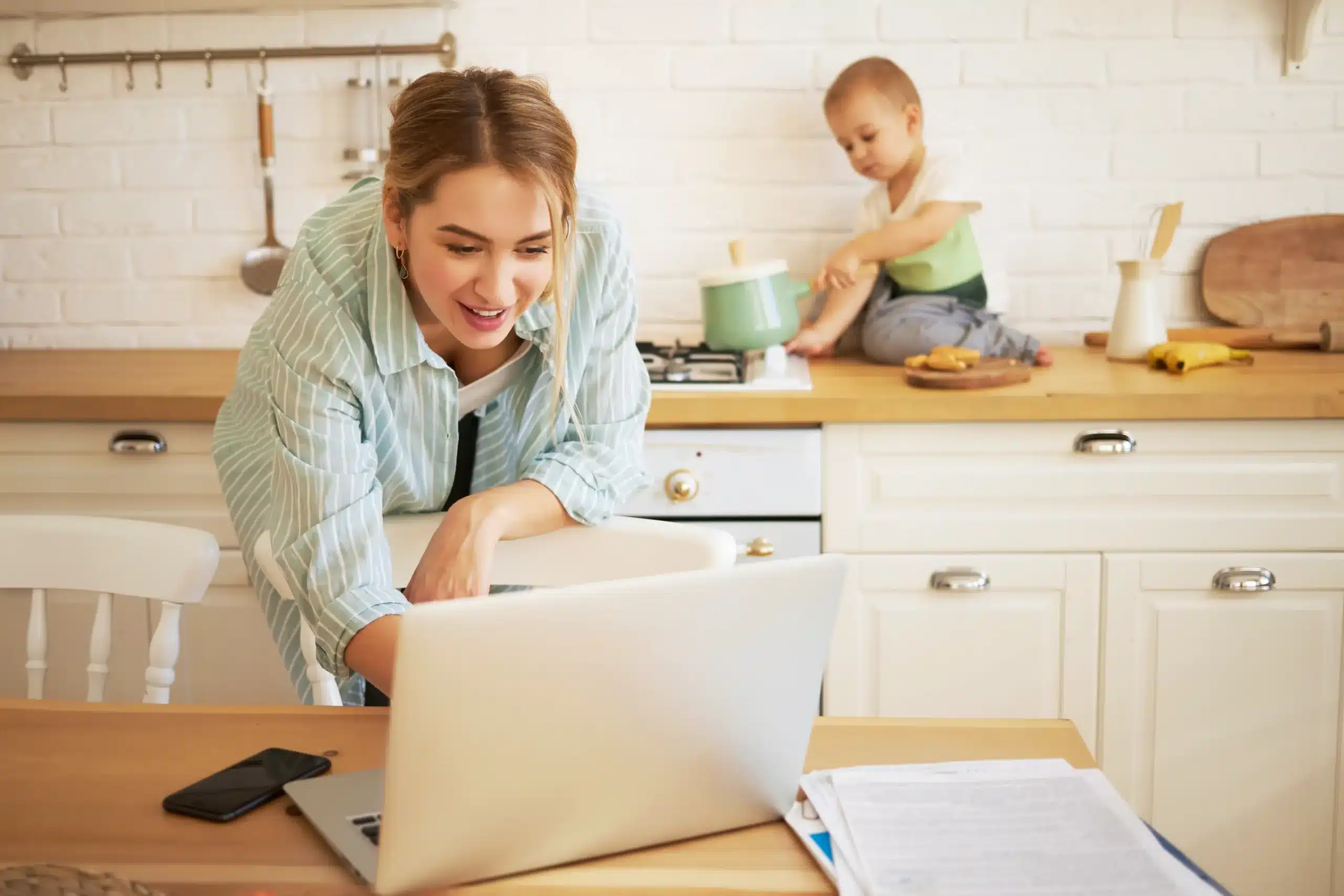How to make money as a single mom working from home while caring for her child