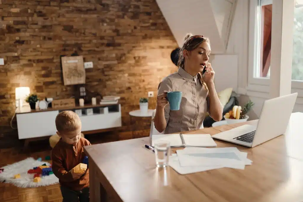 How to work as a single mom without help while managing work and childcare at home